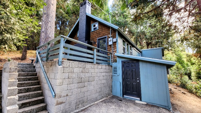 480 Valley Rd in Crestline, CA - Foto de edificio - Building Photo