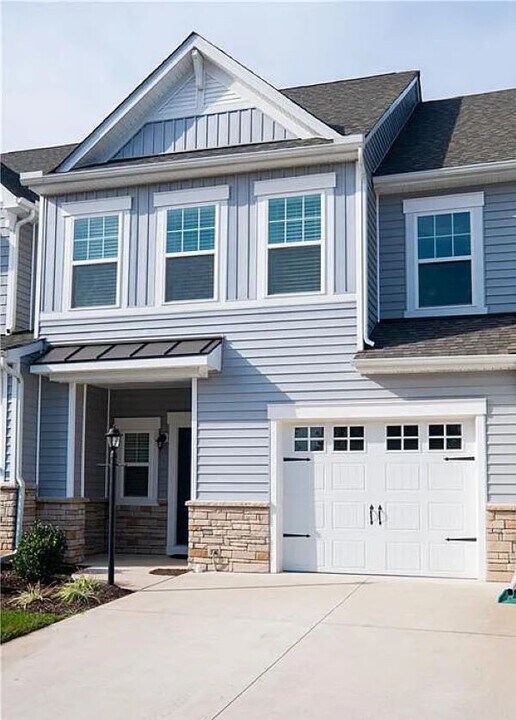 8015 Ellendale Dr in Mechanicsville, VA - Building Photo