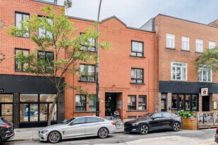 2464 Notre-Dame Rue O in Montréal, QC - Building Photo