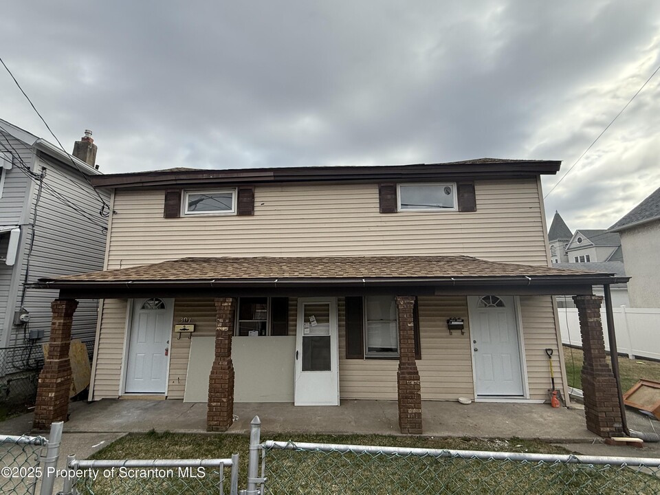 307 School St in Scranton, PA - Building Photo