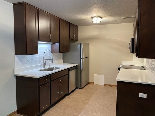 Parkwood Lake Apartments in Franklin, WI - Foto de edificio - Building Photo