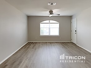 10607 Shaencrest in San Antonio, TX - Foto de edificio - Building Photo