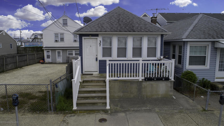 37 Webster Ave in Seaside Heights, NJ - Building Photo