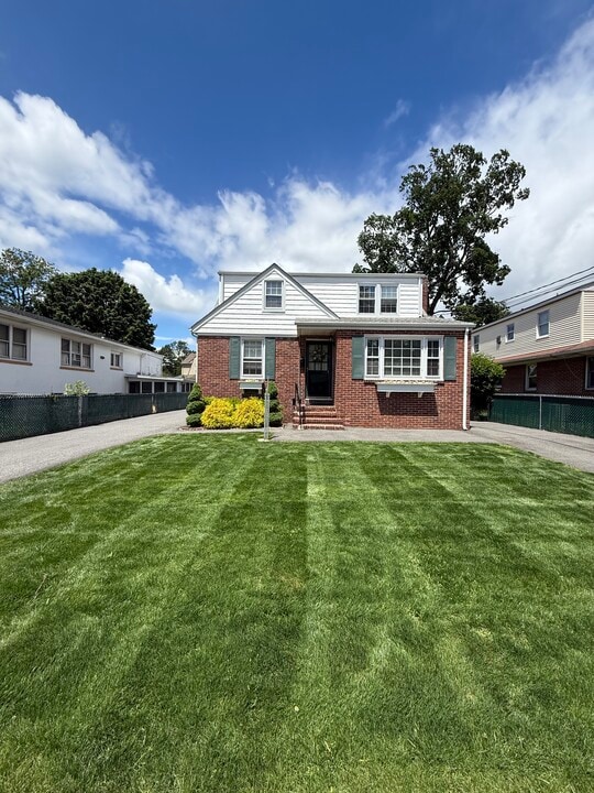 60 E Maltbie Ave, Unit Suffern in Suffern, NY - Building Photo