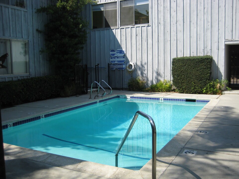 12325 Moorpark St in Los Angeles, CA - Building Photo