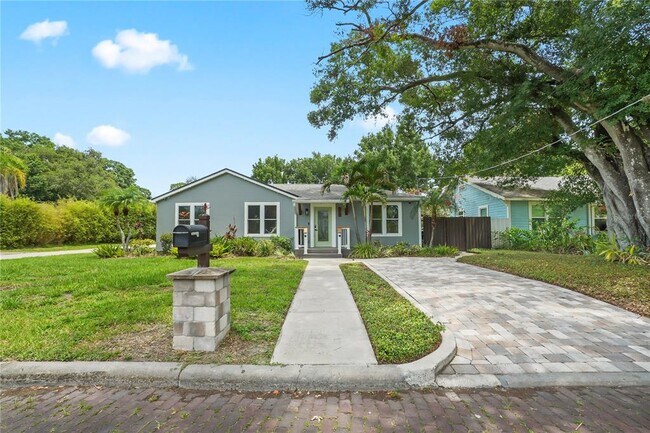 property at 719 W Woodlawn Ave