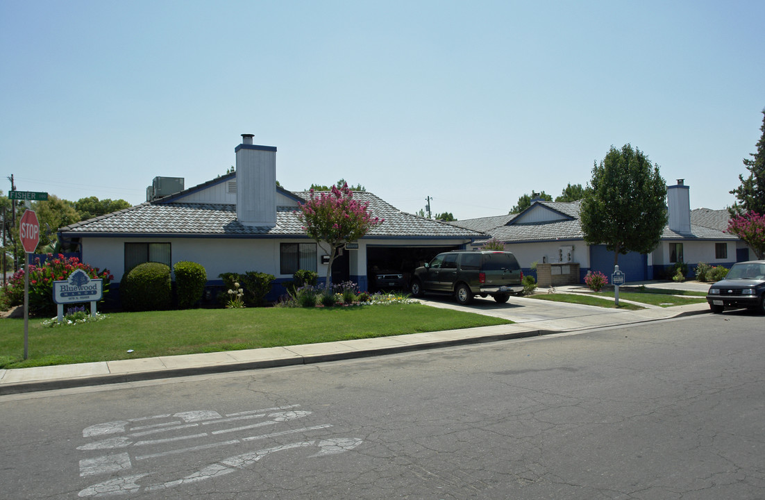 Bluewood Manor Apartments in Reedley, CA - Building Photo