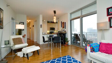 330 W Grand Ave in Chicago, IL - Building Photo - Building Photo