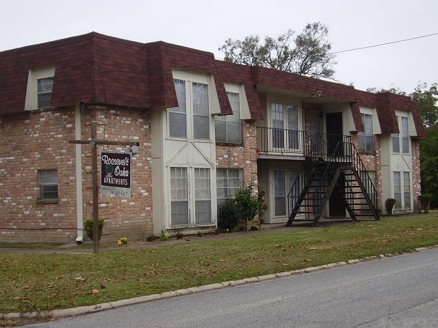 Roosevelt Oaks Apartments in Silsbee, TX - Building Photo