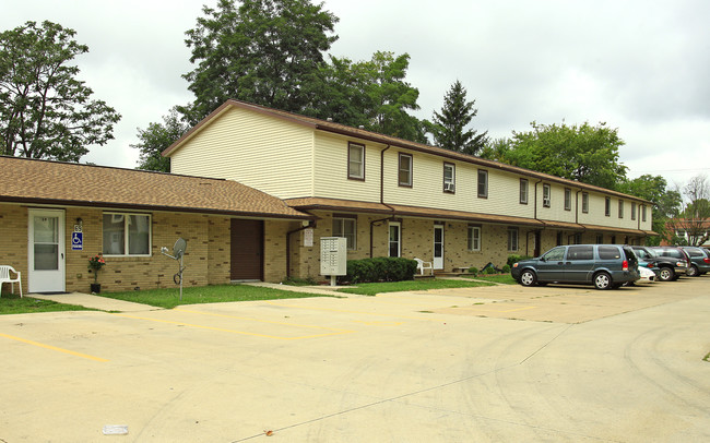 Silver Drive Apartments in Painesville, OH - Building Photo - Building Photo