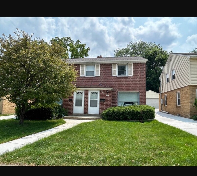 8357 W Watertown Plank Rd in Wauwatosa, WI - Building Photo