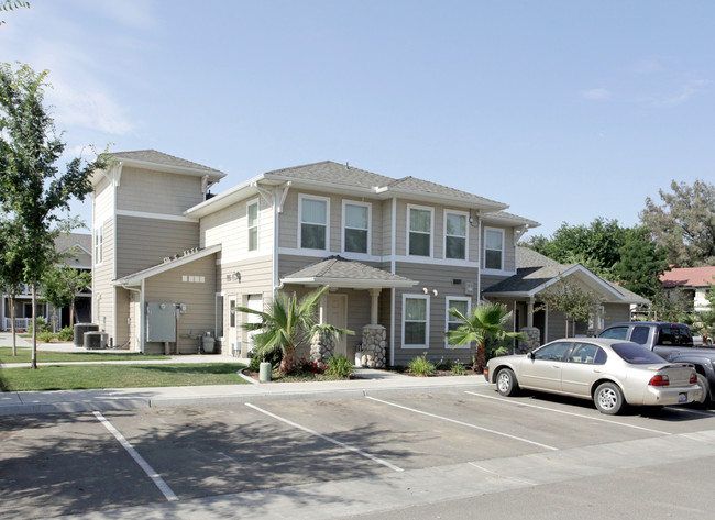 Alicante Apartments in Huron, CA - Foto de edificio - Building Photo