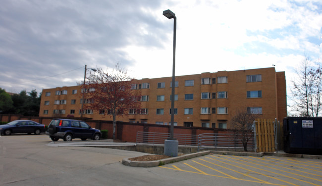 200 Locust St SE in Vienna, VA - Foto de edificio - Building Photo