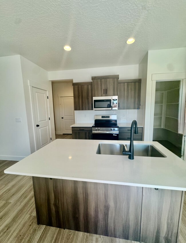 5722 S Weehawken Ln