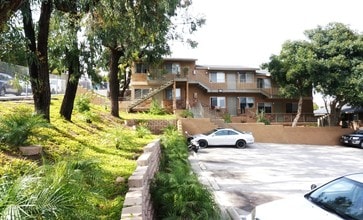 Auburn 2019 in San Diego, CA - Foto de edificio - Building Photo