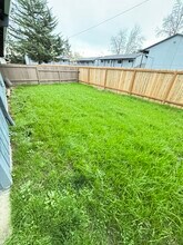 2234 NE Barberry Ct in Hillsboro, OR - Foto de edificio - Building Photo