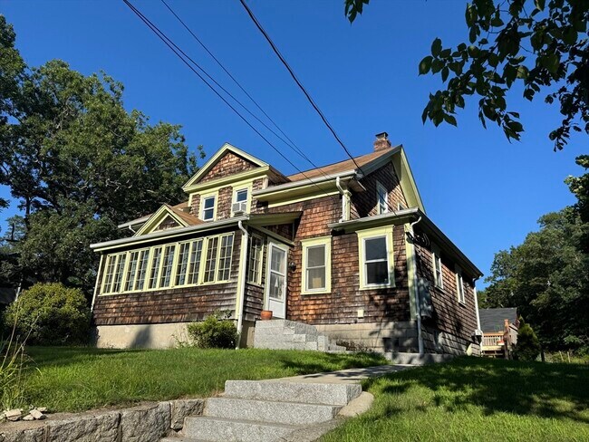 563 N Washington St in North Attleboro, MA - Building Photo - Building Photo
