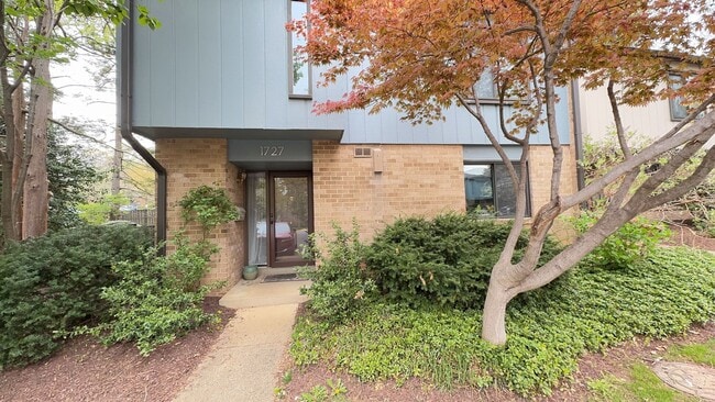 property at 1727 Ivy Oak Square