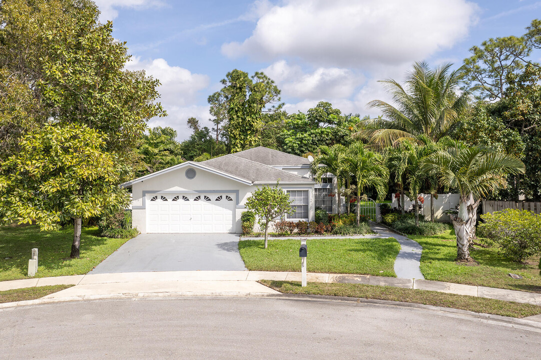 118 Churchill Dr in Royal Palm Beach, FL - Building Photo