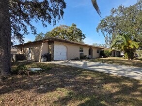8649 Forest Lake Dr in Port Richey, FL - Building Photo - Building Photo