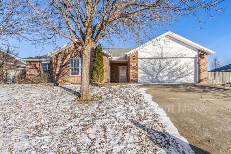 607 Tumbleweed St in Lowell, AR - Building Photo