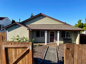 317 E 13th St in Port Angeles, WA - Building Photo