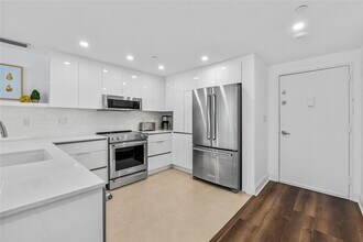 20515 E Country Club Dr, Unit 1848 in Miami, FL - Building Photo - Building Photo