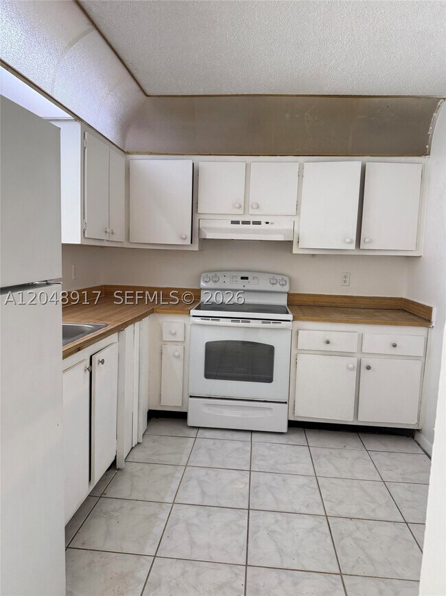 property at 2830 Somerset Dr