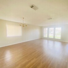 6527 River Bluff Dr in Houston, TX - Foto de edificio - Building Photo