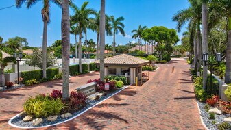 100 Pelican Pointe Dr in Delray Beach, FL - Building Photo