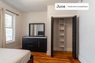 Room in Shared 5 bed/2 bath home, Unit D in Boston, MA - Foto de edificio - Building Photo