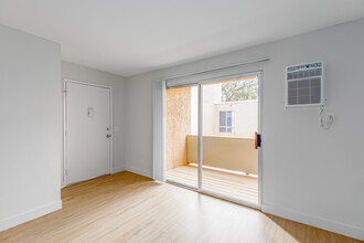 Mariposa in Vista, CA - Building Photo - Interior Photo