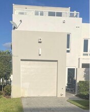 6320 NW 104th Path in Medley, FL - Building Photo - Building Photo