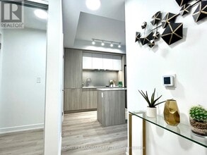 395 Square One Dr in Mississauga, ON - Building Photo - Building Photo