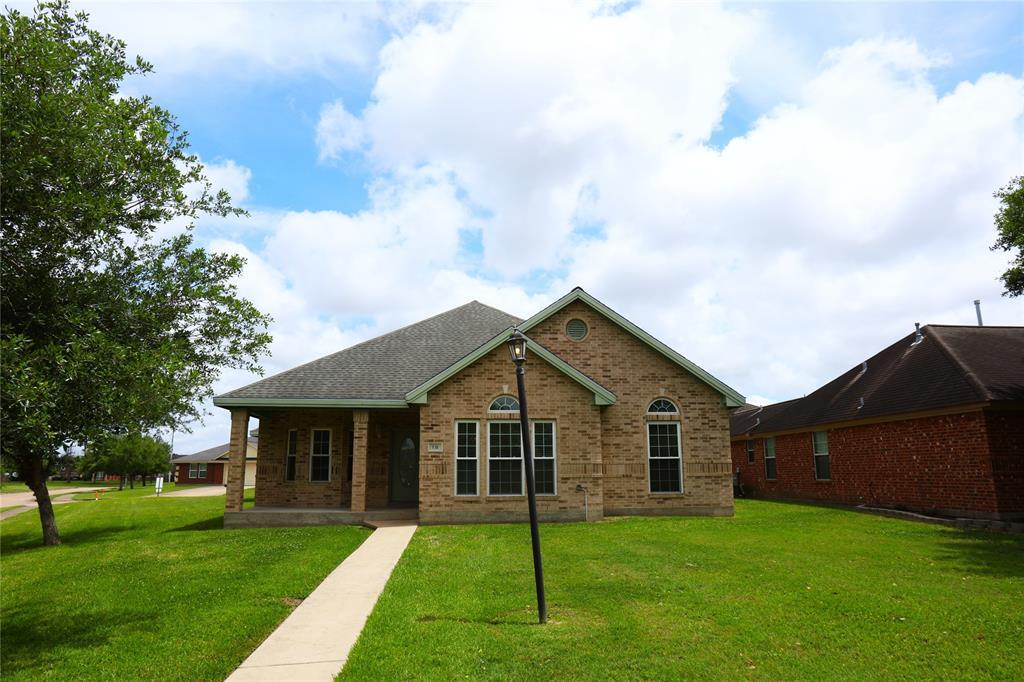 131 Silverbell Cir in Lake Jackson, TX - Building Photo