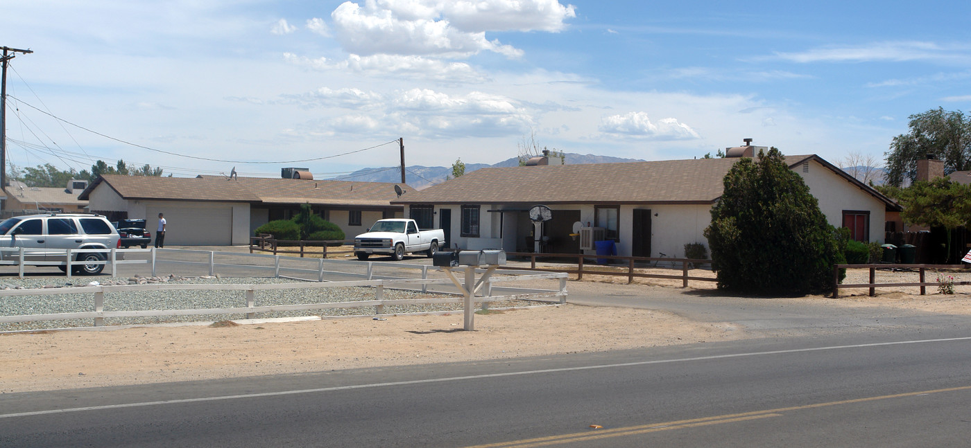 12757 Kiowa Rd in Apple Valley, CA - Foto de edificio