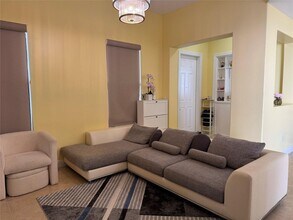 3730 NW 84th Way in Pembroke Pines, FL - Foto de edificio - Building Photo