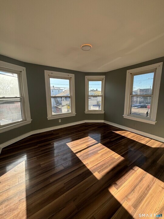 295 Shelton St in Bridgeport, CT - Building Photo