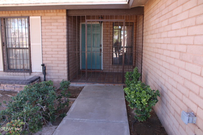 1674 Donna Caponi Ln in El Paso, TX - Foto de edificio - Building Photo