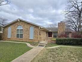 2822 Oak Forest Dr in Grapevine, TX - Building Photo