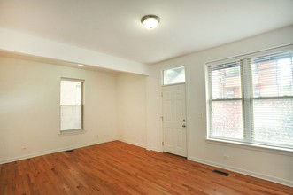 2143 N Western Ave in Chicago, IL - Building Photo - Interior Photo