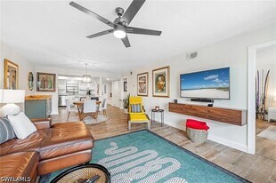 700 Valley Stream Dr in Naples, FL - Building Photo