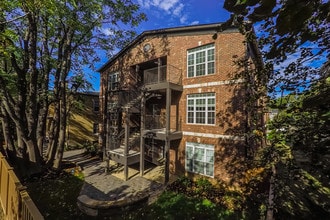 The Apartments @ 2068 Douglass in Louisville, KY - Foto de edificio - Building Photo