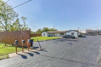 1266 Dove St in Houston, TX - Foto de edificio - Building Photo