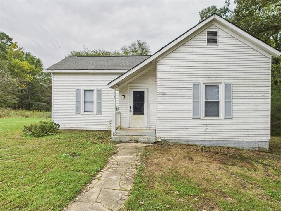 404 Beech St in Lawrenceville, VA - Building Photo