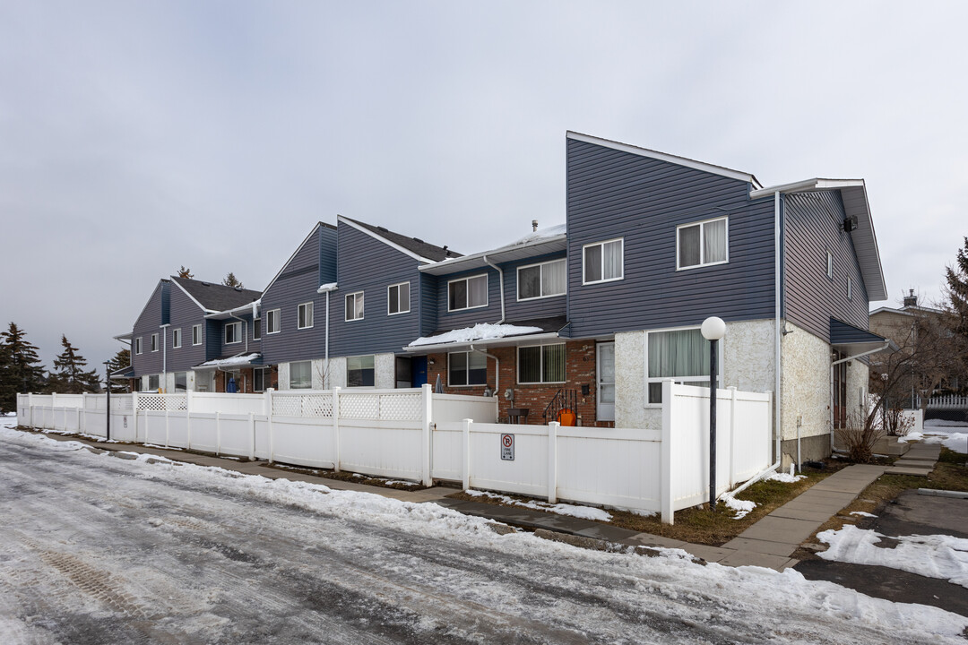 Century Manor in Calgary, AB - Building Photo