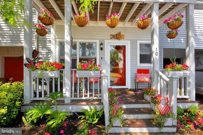 property at 10 Caravel Ct