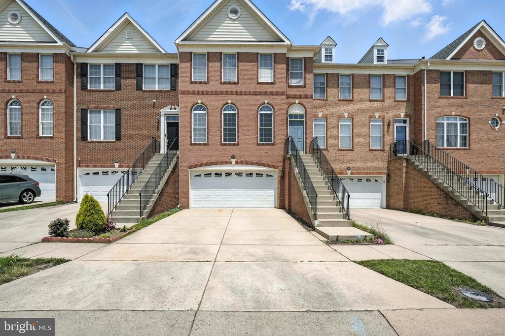 25899 Kirkwood Square in Chantilly, VA - Building Photo
