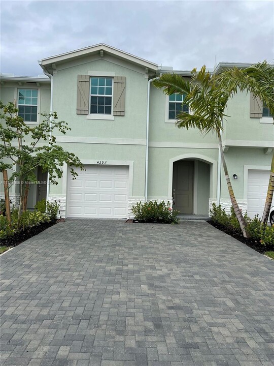 4297 Hammock Grove Dr in Greenacres, FL - Building Photo