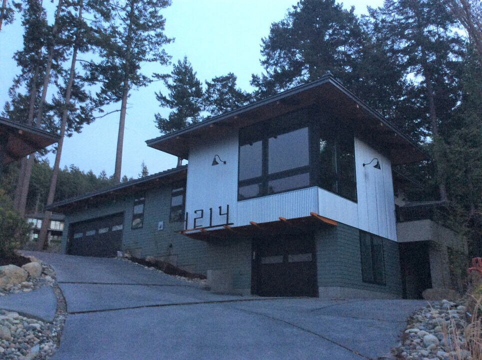 4214 Carol Ann Ct in Anacortes, WA - Foto de edificio